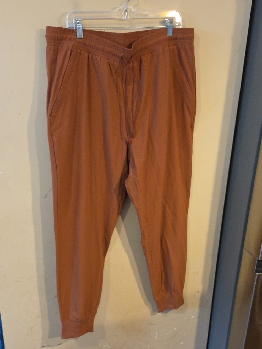 ALO Yoga Men's Jogger Pants in Rust